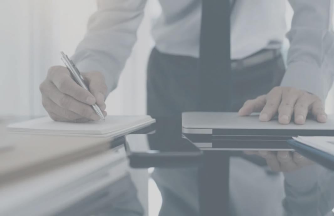 Participantes trabajando en ejercicios prácticos de presupuesto financiero